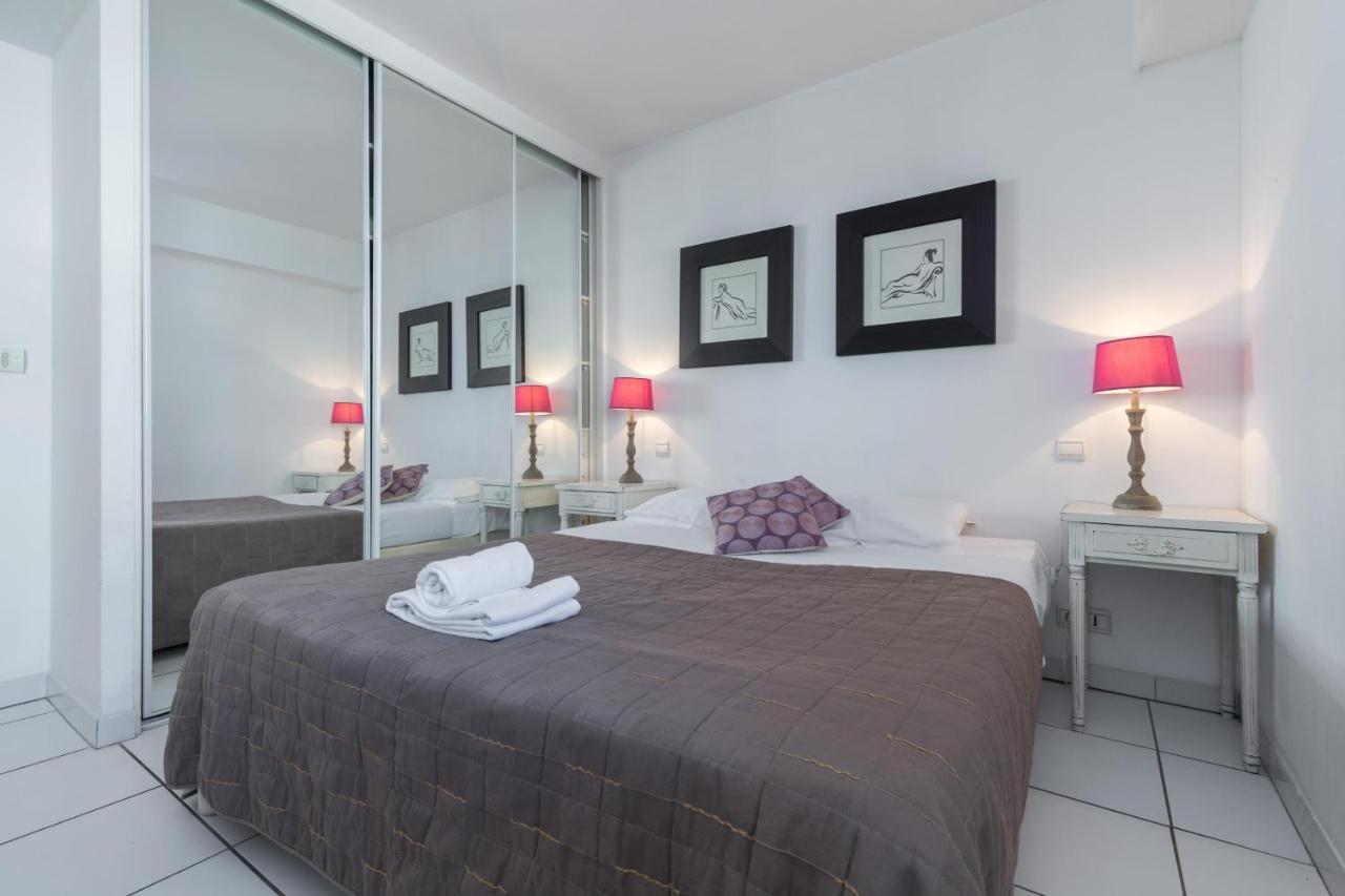 Bright Two Bedroomed Apartment On The Beach In Cannes With Huge Terrace With Fabulous Sea Views - 2001 Eksteriør bilde
