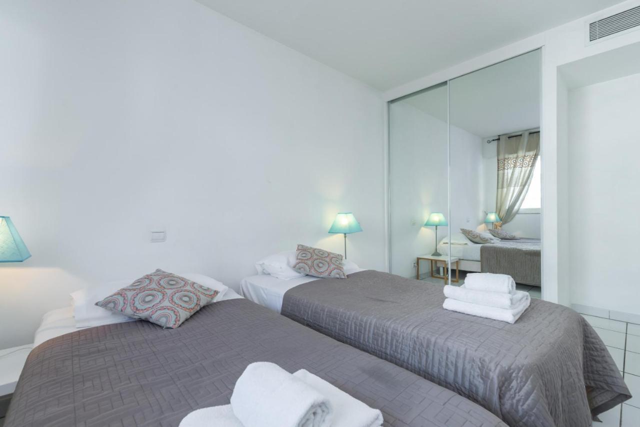 Bright Two Bedroomed Apartment On The Beach In Cannes With Huge Terrace With Fabulous Sea Views - 2001 Eksteriør bilde
